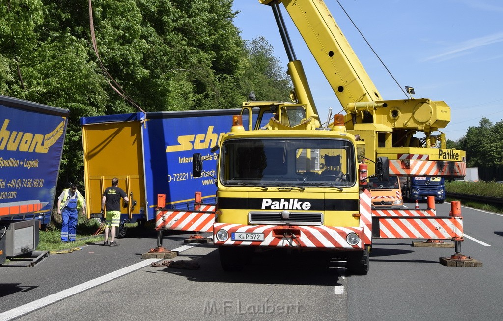 LKW in Boeschung A 3 Rich Frankfurt Hoehe Roesrath Lohmar P115.JPG - Miklos Laubert